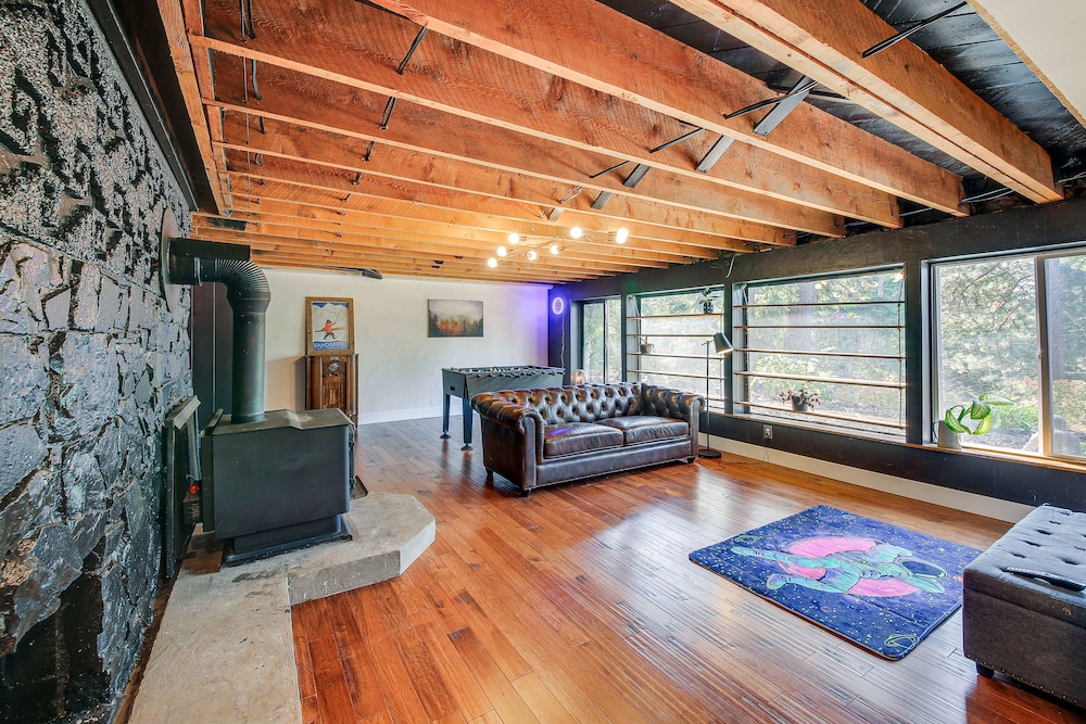 Chic Idaho Retreat w/ Hot Tub, Grill  Pool Table! - Property Image 6