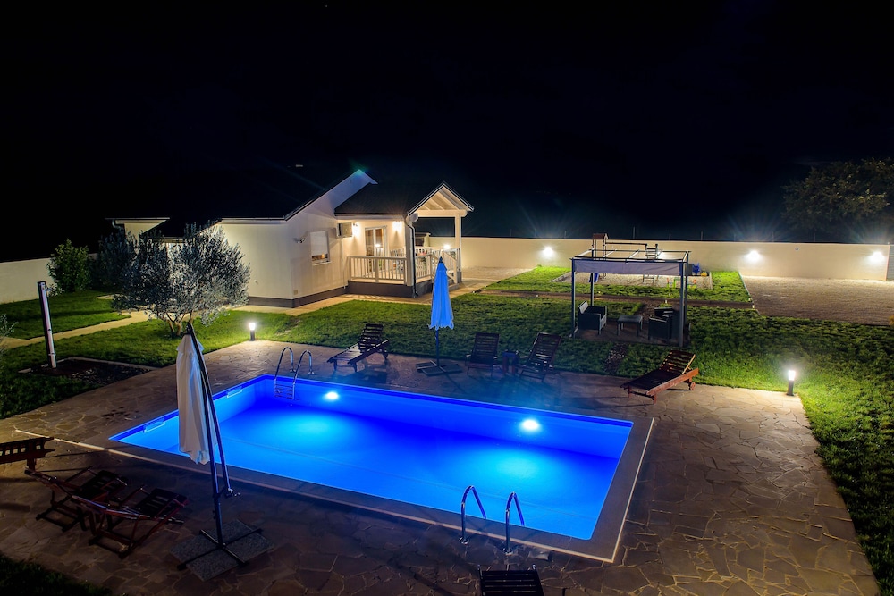 Idyllic country house Aprilis view 5