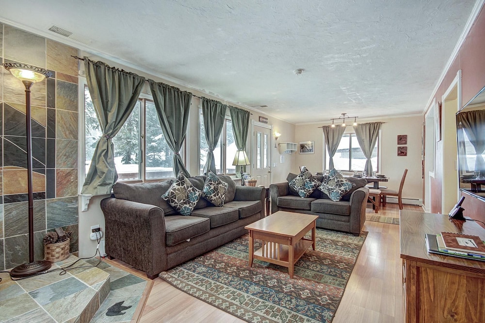 Lazy Dog Lodge 3 Bedroom Home by RedAwning