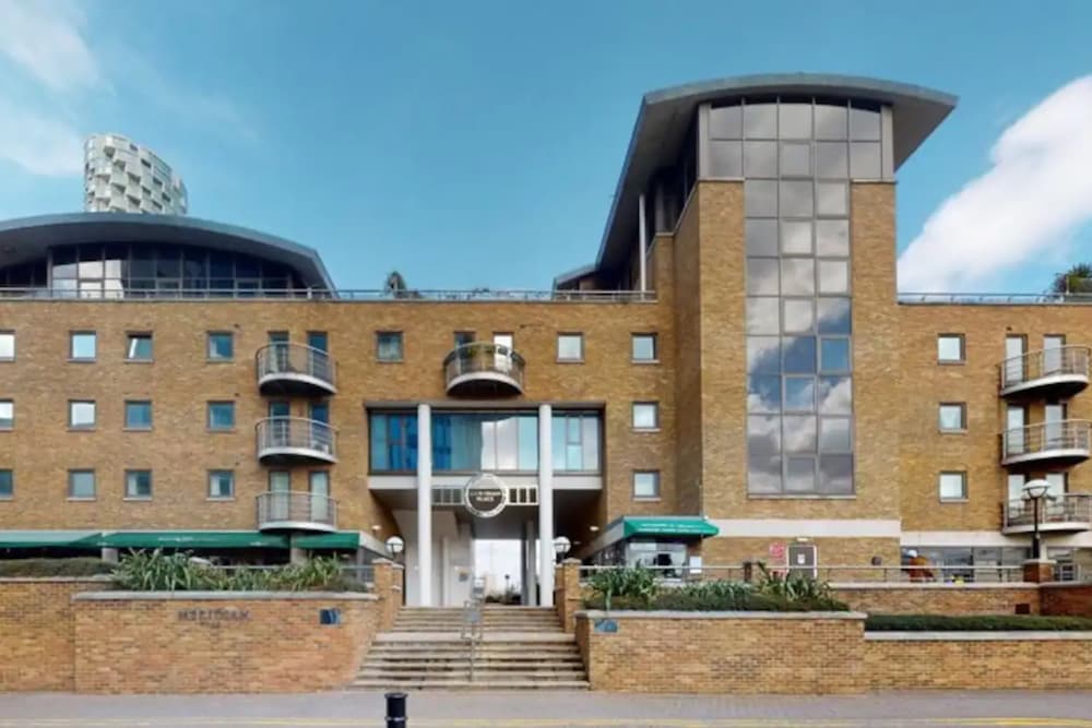 Top Floor 1BD Flat With Balcony - Isle of Dogs