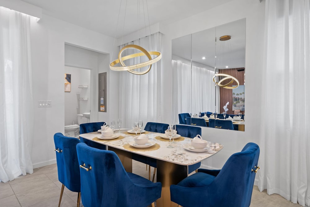 Chic 6 Bedroom Solara Home Pool and Themed Rooms