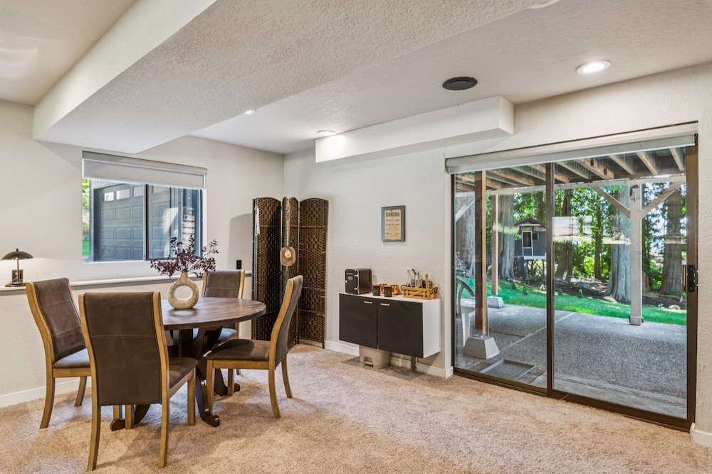 Modern Forest Escape Near Hikes & Lake 6 Bedroom Home