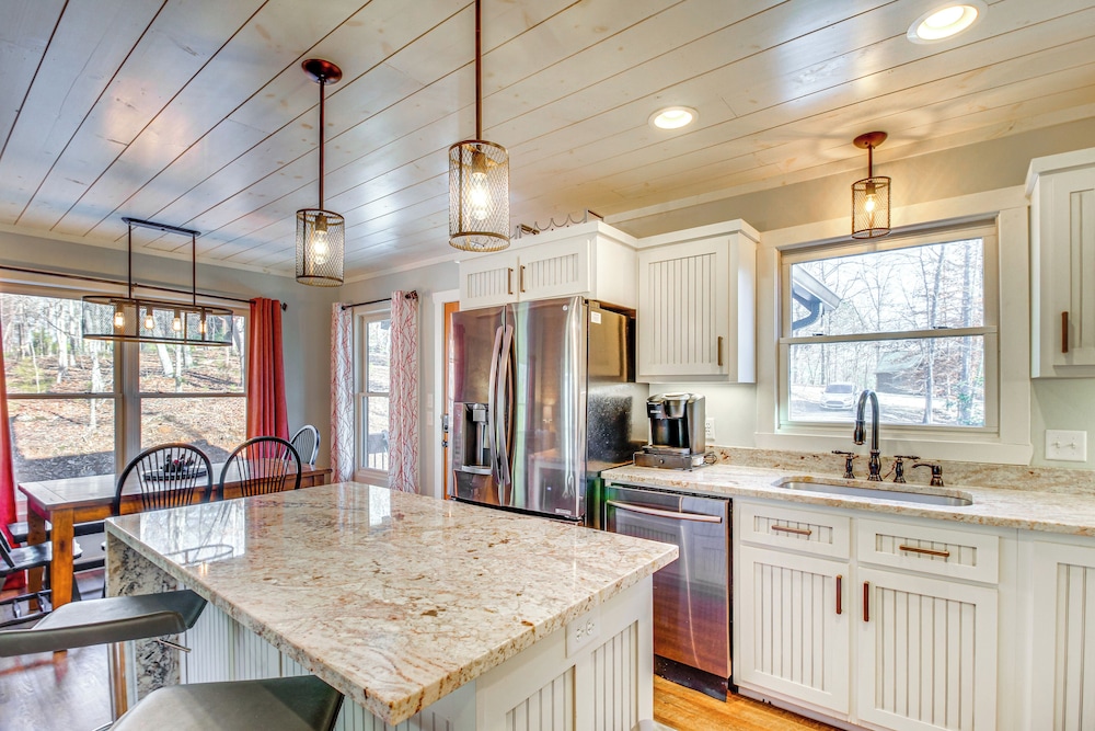 Hot Tub & Movie Room: Updated Cabin in Ellijay!