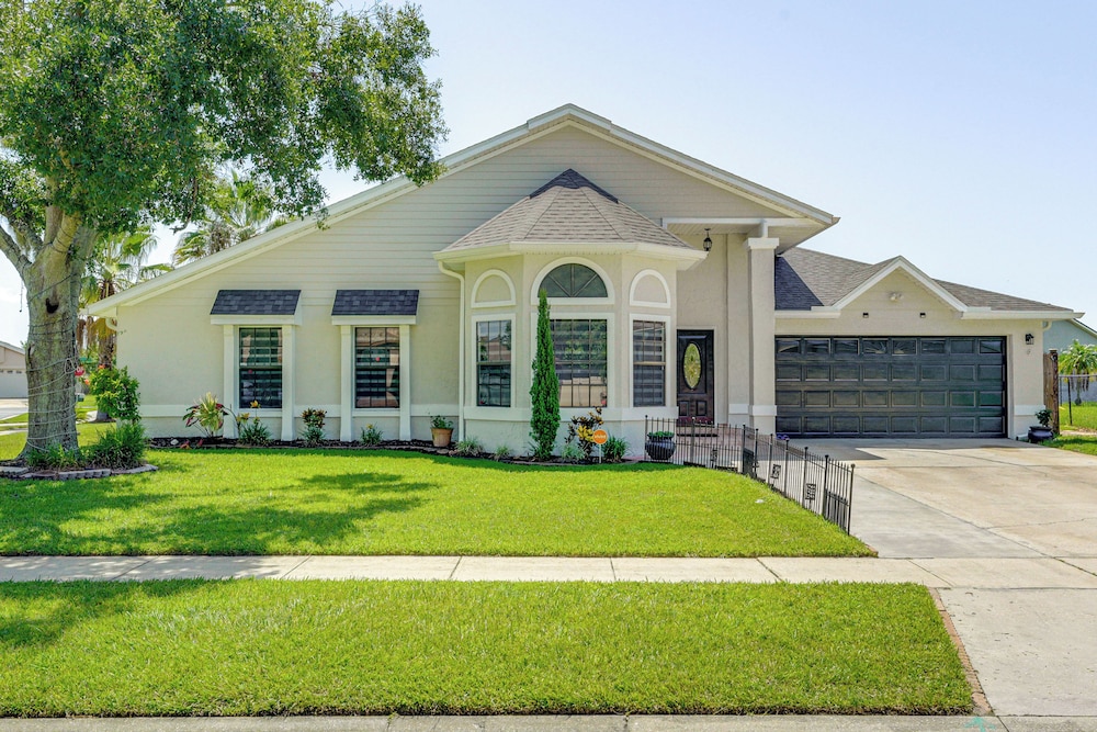 Hot Tub & Movie Theater: Family Oasis in Kissimmee