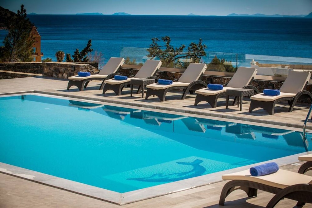 Villa Bellelen With a Heated Pool view 3