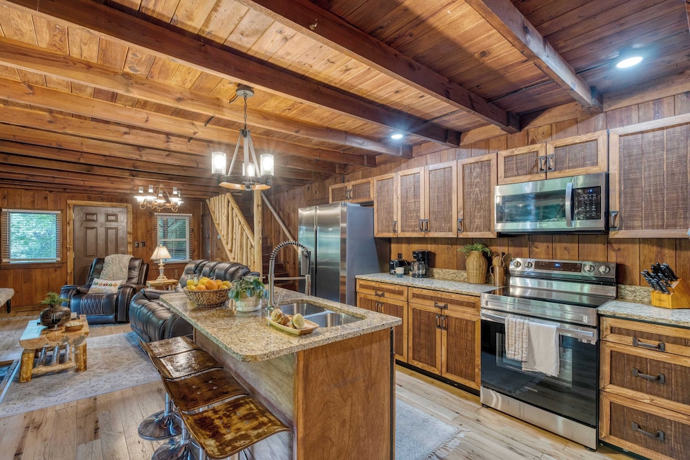 Riverwood Gatlinburg/pigeon Forge Cabin w/ River Views