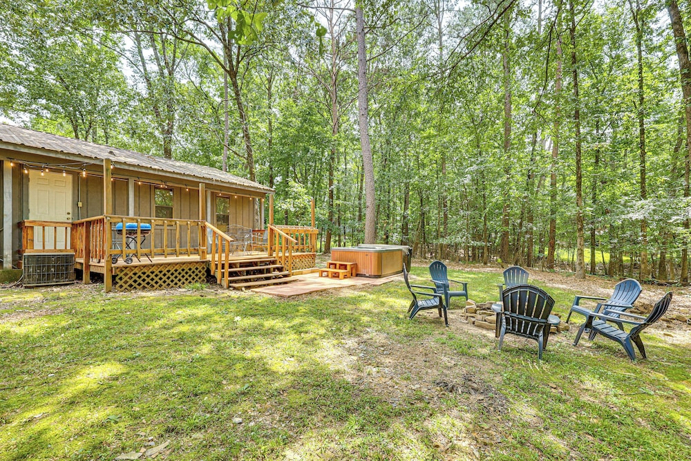< 3 Mi to Broken Bow Lake: Hot Tub Haven!