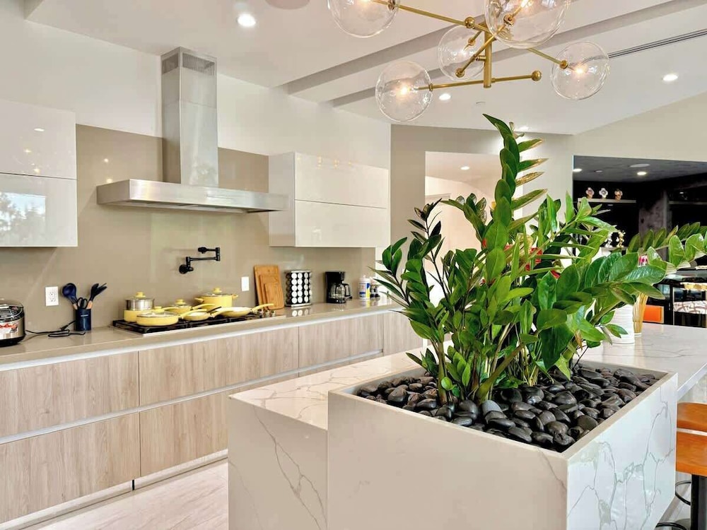 @ Marbella Lane - Enchanted Garden & Pool Hideaway