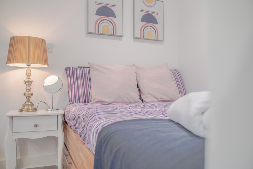 Chic and Cheerful pad in Sheffield City
