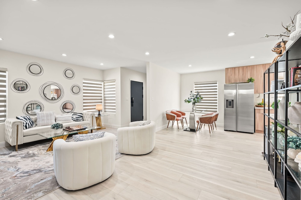 Stylish New Home Bright Modern Fully Stocked