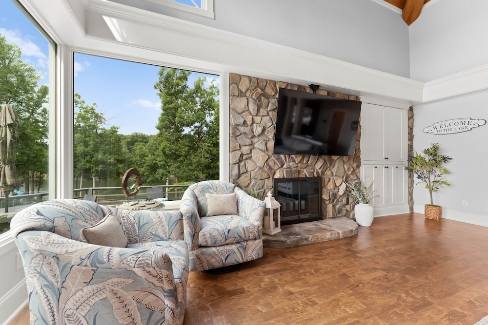 Paradise Pointe by Avantstay Lakefront Views Playset