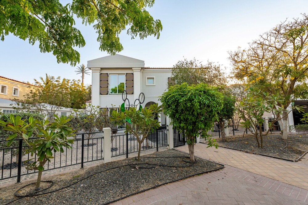 Artsy 4BR DIP Villa w Community Pool Gym