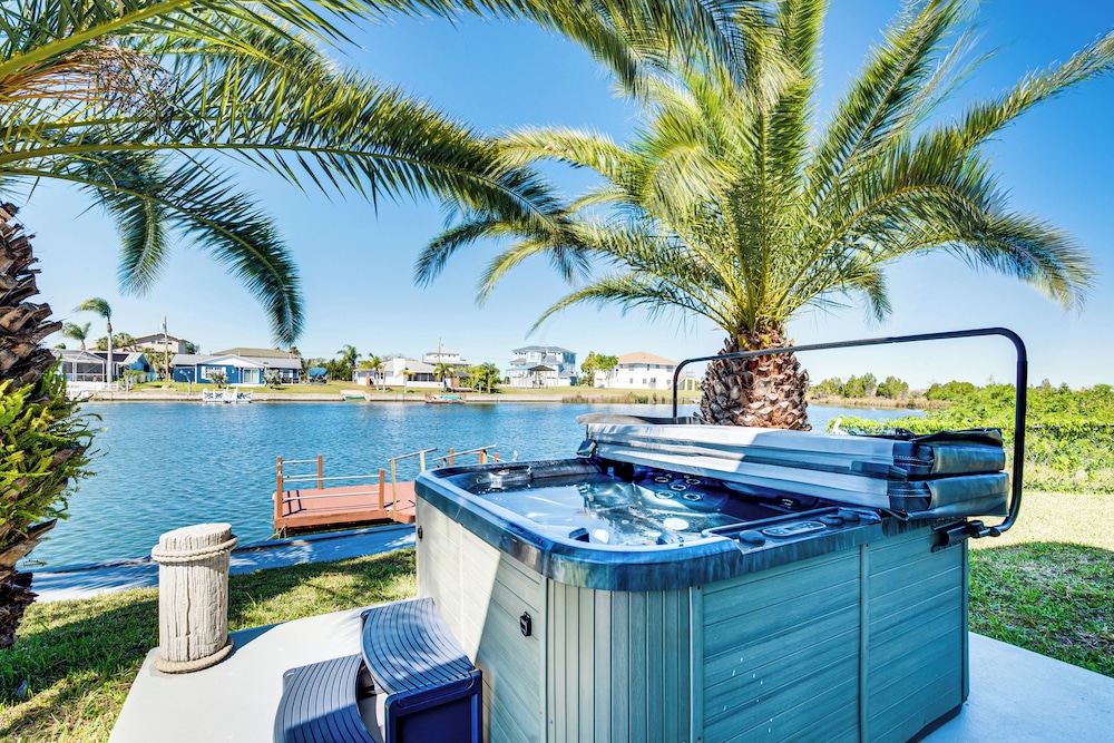 2 Mi to Beach: Canal-front Home in Hernando Beach