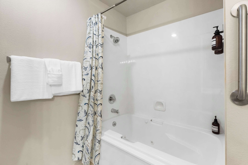 Ron's Retreat Stay for 6 With Resort Amenities