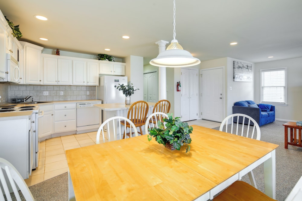 Walk to Beach: Wildwood Apt w/ Balcony!