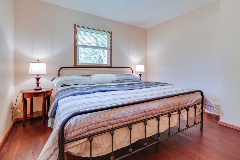 10 Mi to Downtown: Group Getaway in Minneapolis
