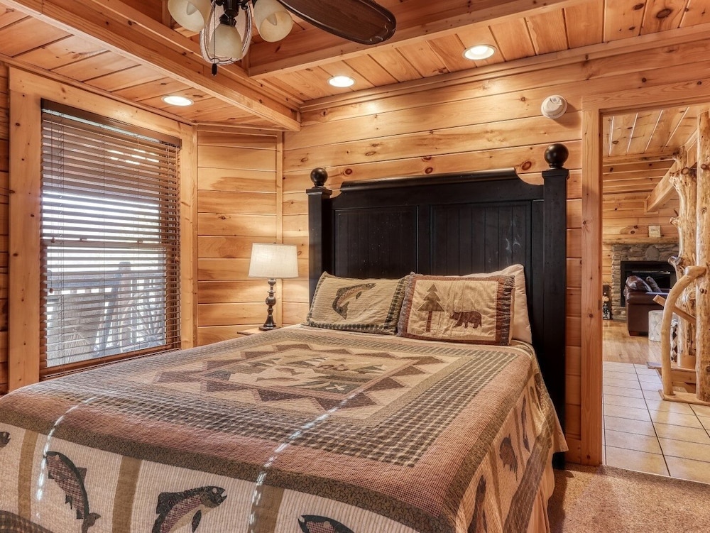 Arrowhead Lodge - New Listing! 4 Bedroom Cabin by Redawning view 4