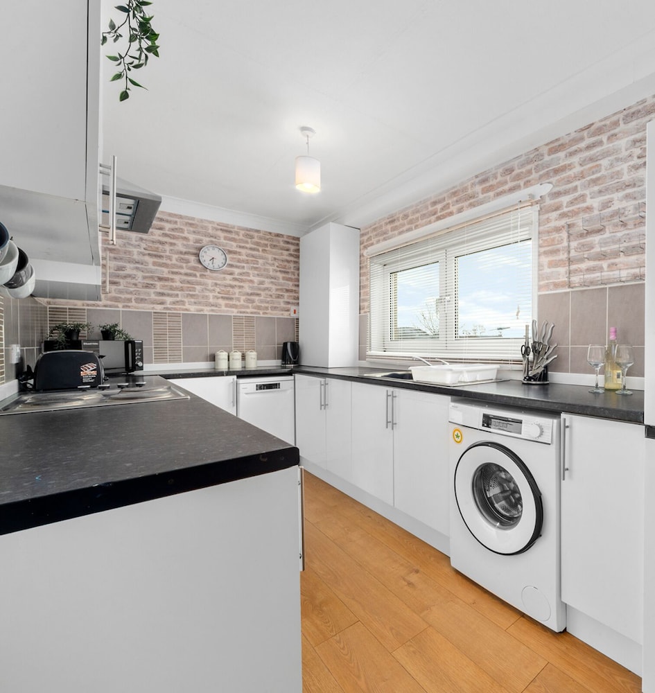 Three Bedroom Apartment by Klass Living Serviced Accommodation Coatbridge - Berwick Apartment With WiFi &Parking view 4
