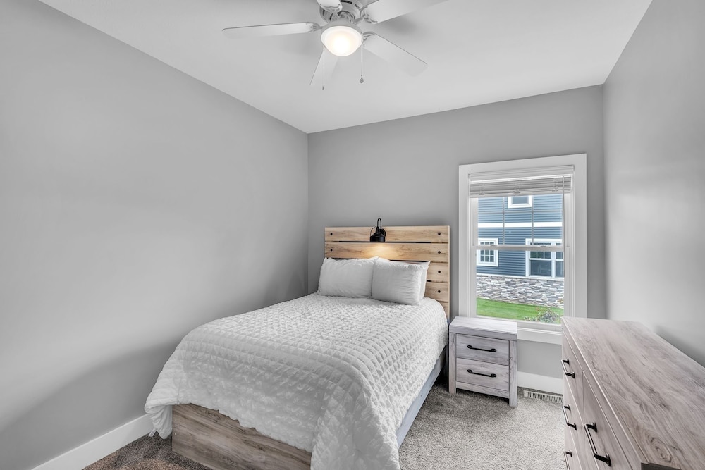 Pet-friendly Getaway With Golf & Private Patio Retreat 4 Bedroom Home