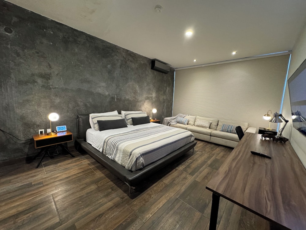 Luxurious 5-bedroom House With Air-conditioning & Private Rooftop in Juriquilla