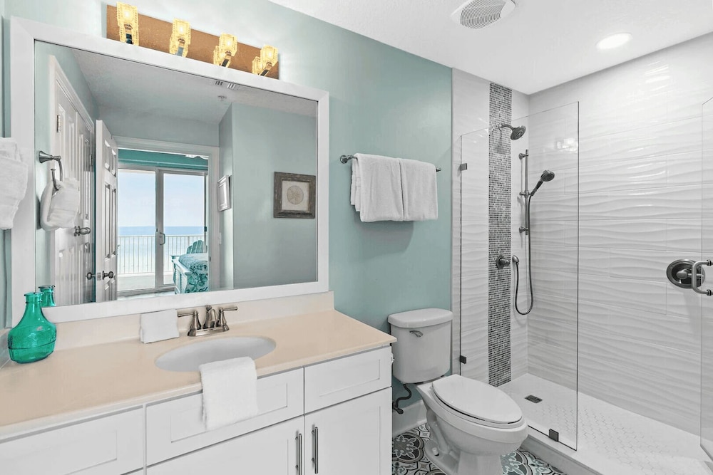Beach Breeze by Avantstay Beachfront, Beach Chairs Included, 2 Pools!