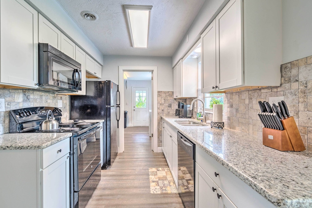 Contemporary Gem w/ Sun Room in Beverly Hills! view 4