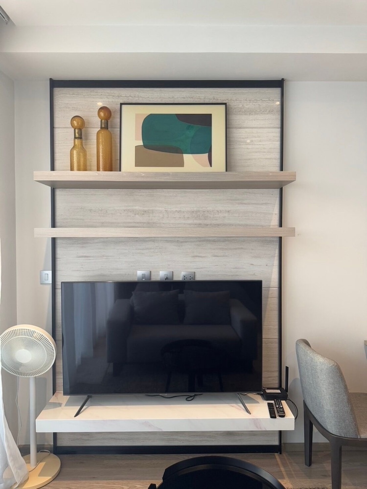 Stunning Sea View Condo -next To Beach