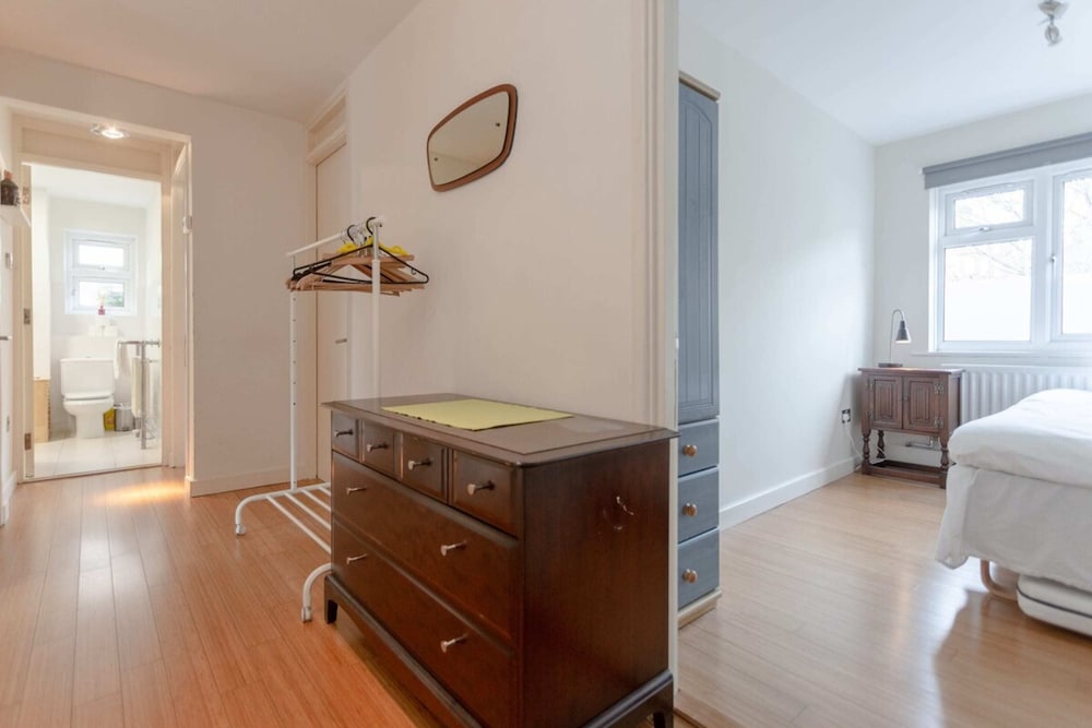 Well Located 2 Bedroom 1 Bath in Elephant & Castle