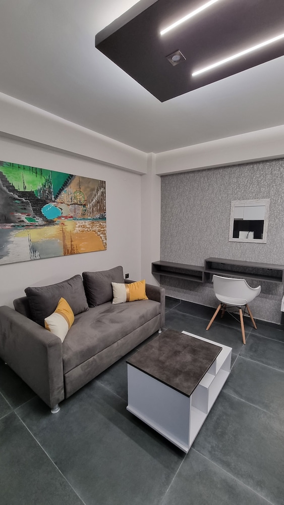 LUXSUITES