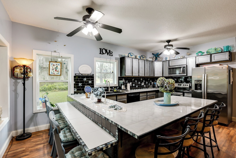 1/2 Mi to Sapelo River: Family Home w/ Large Yard