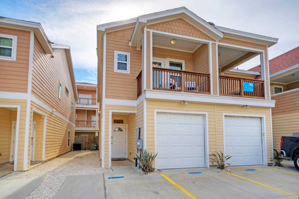 Sleeps 29, 3 Homes Beachside Resort Pool, Walk to the Beach