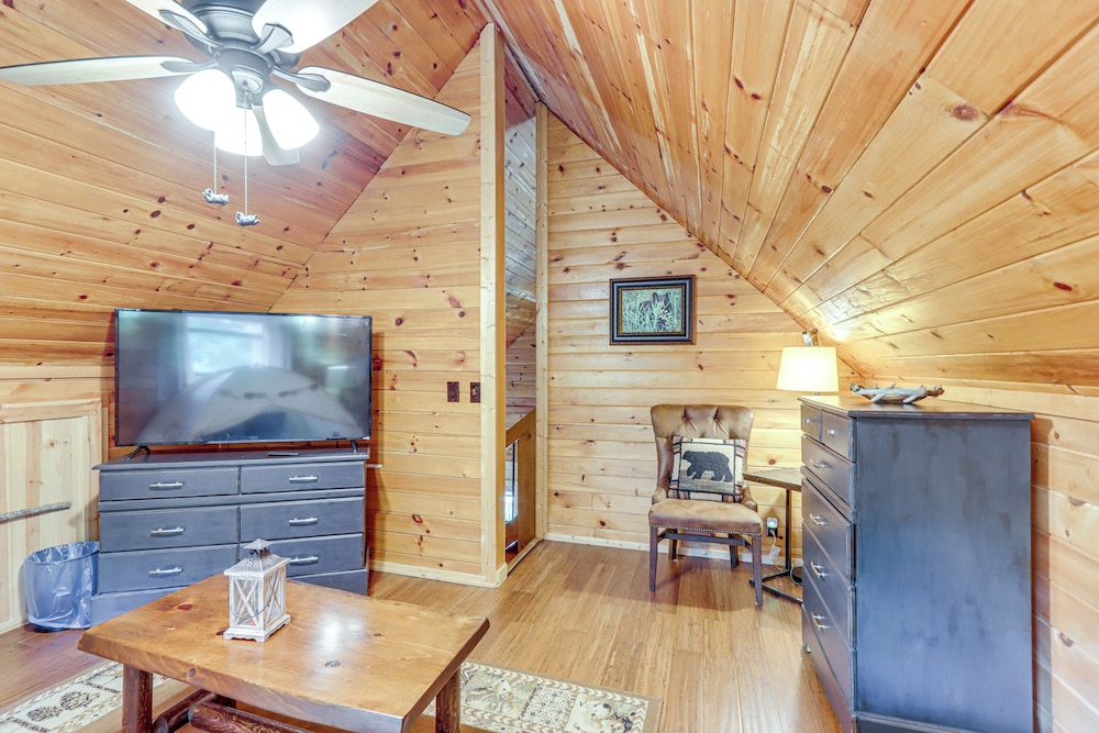 Deck, Panoramic Views: Serene Mineral Bluff Cabin!