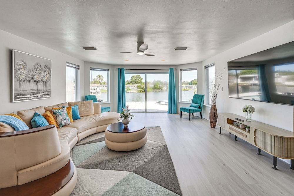 Sunset Views & Hot Tub: Lakefront Holiday Retreat!