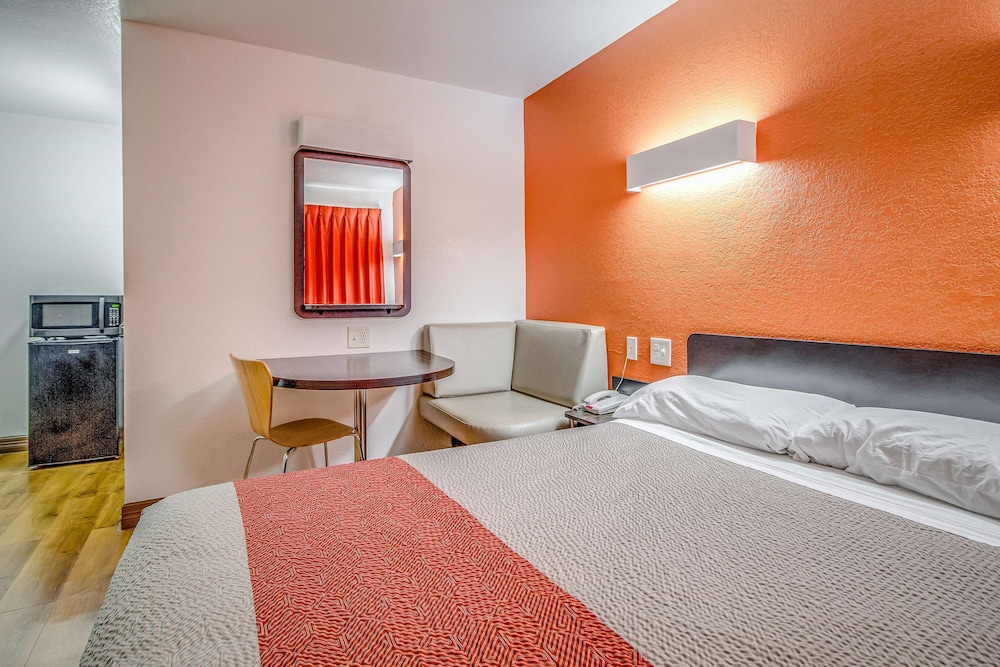 Motel 6 Conroe, TX