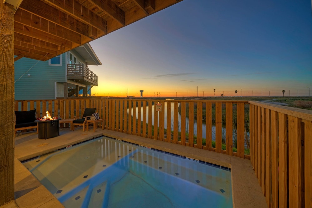 Cart-friendly Boardwalk to the Beach Private Pool Firepit Pond Views Bayview
