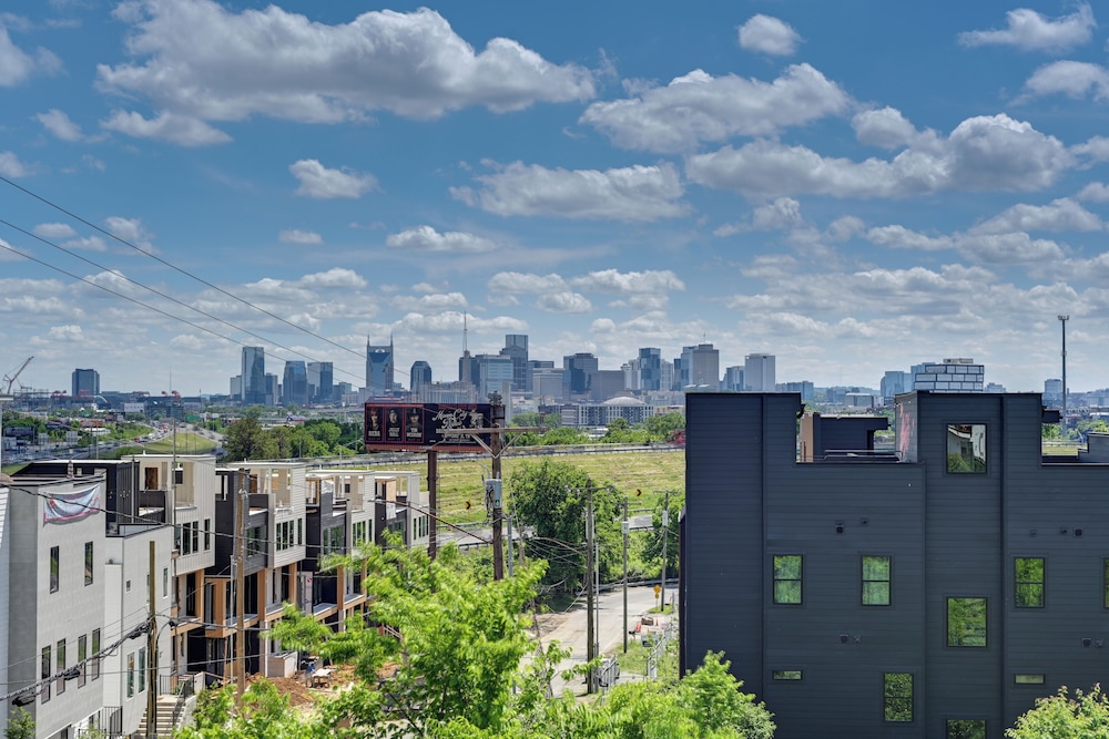 Skyline Views: Nashville Townhome 3 Mi to Broadway