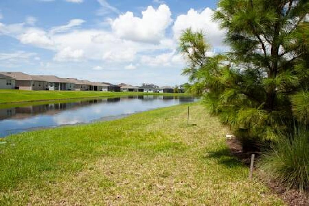 Florida Retreat Home w Fast-wifi Patio King Bed view 3