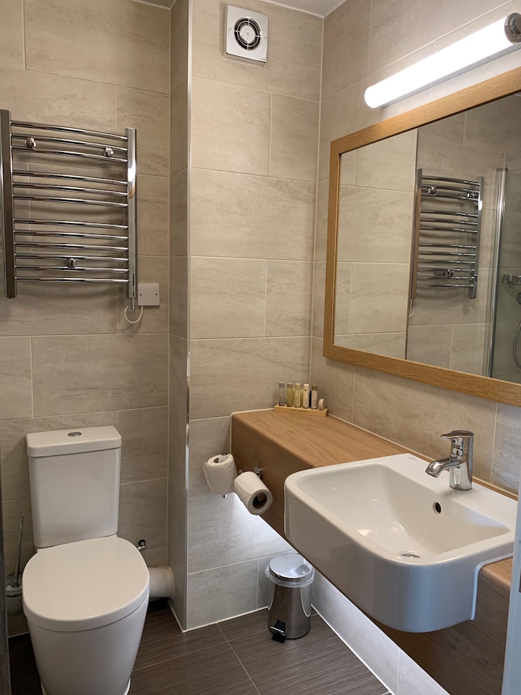 Romsey Vacations - Potters Heron Hotel - Property Image 1