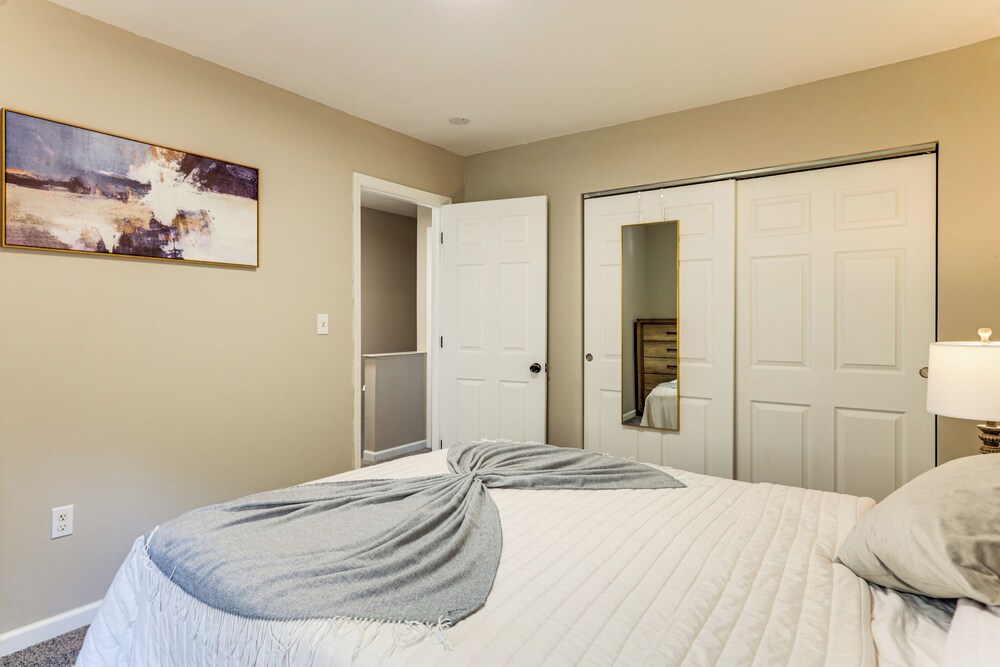 6 Mi to Downtown Cincy: Group-friendly Townhome!