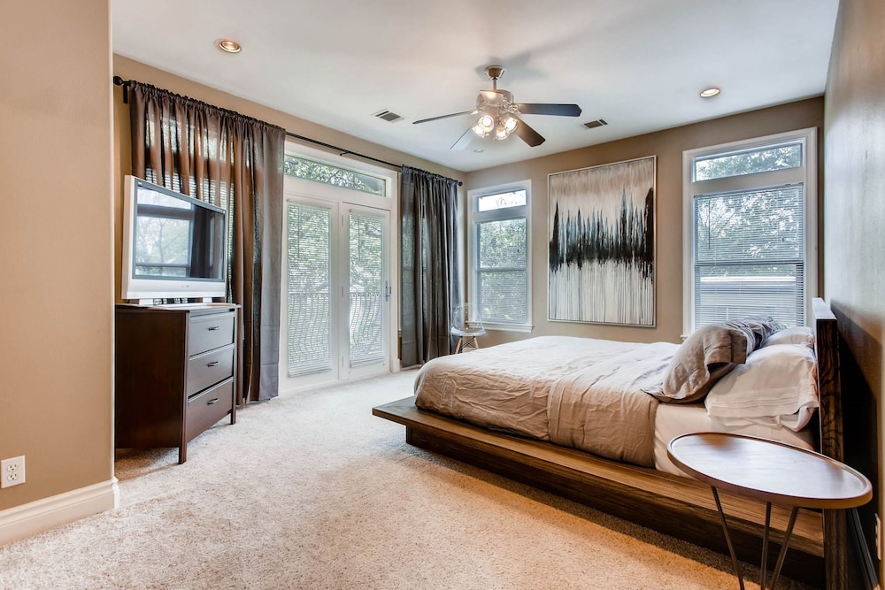 Luxury 4 Bedroom Home in Central Austin