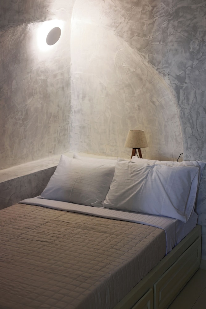 Phaos Oia Suites