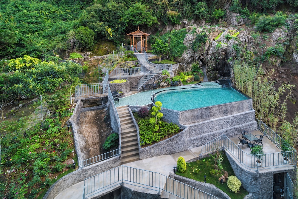 Yangshuo Mountain and City Resort
