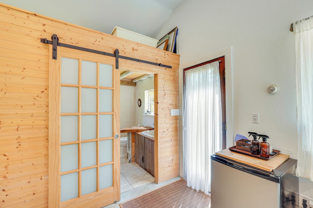 Highland 1850s Studio Barn on Sprawling 4.5 Acres!