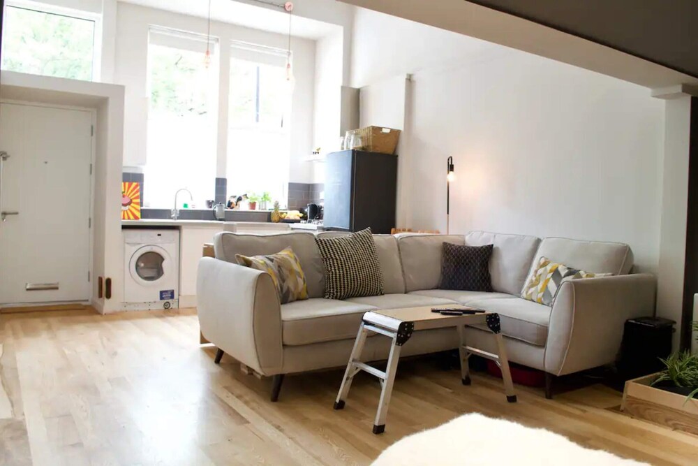 Modern 1BD Flat in Edinburgh view 2
