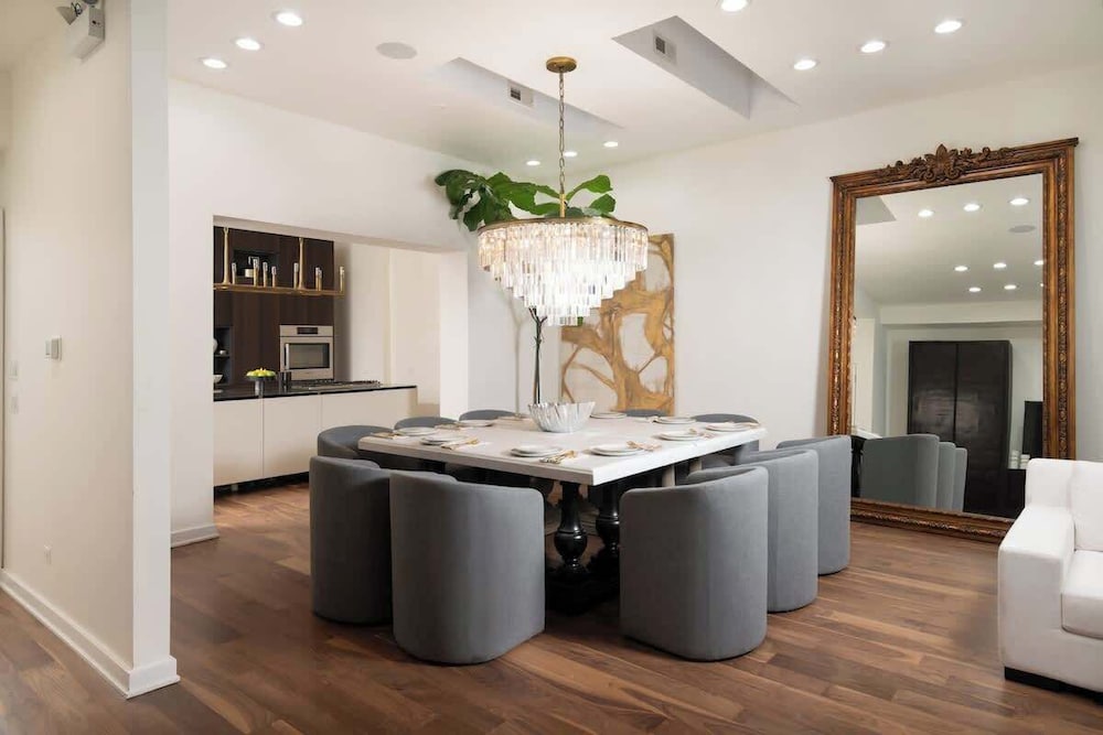 Luxury 4BD Gold Coast Penthouse With Deck Views