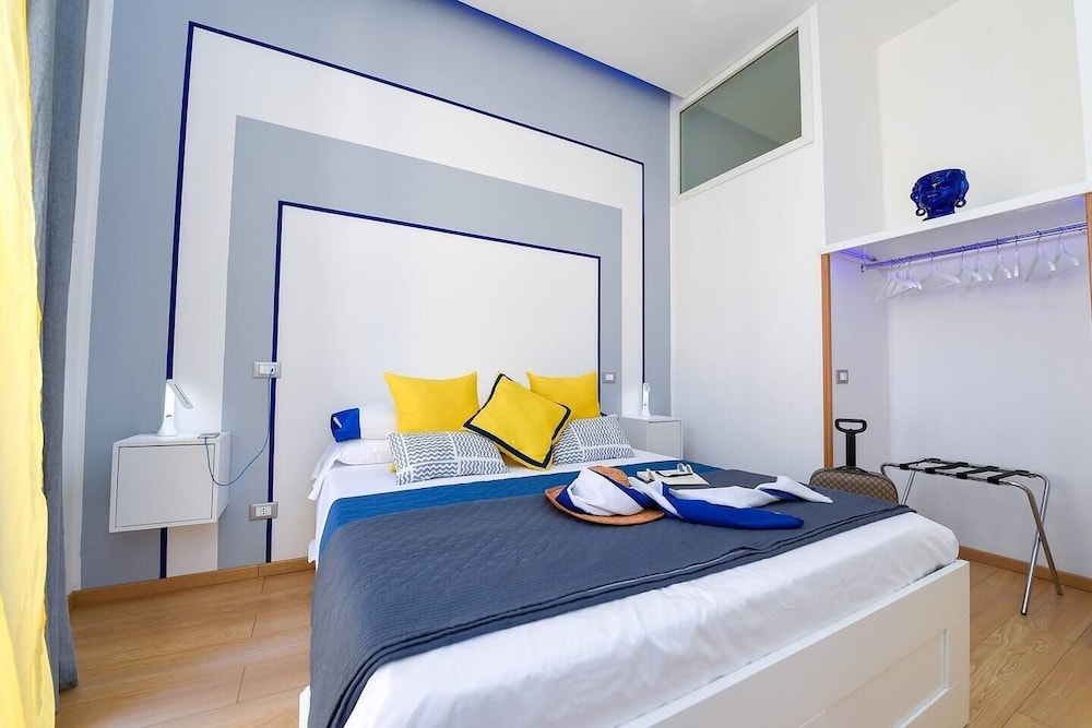 Sorrento Center Room