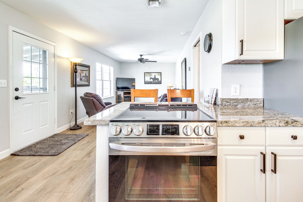 Walk to Dtwn Show Low: Townhome w/ Balcony