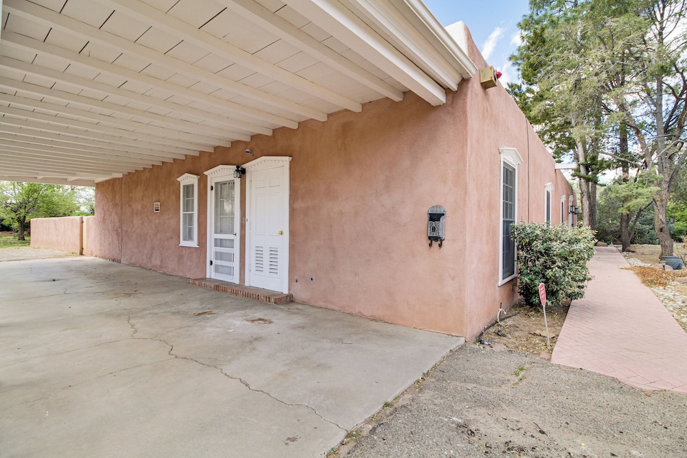 3 Mi to Zoo & Garden: Spacious Albuquerque Home