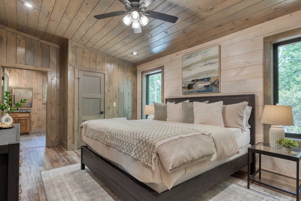 Luxe Cabin w/ Hot Tub, Views & Game Room Sleeps 10 Do Good Holler by Avantstay