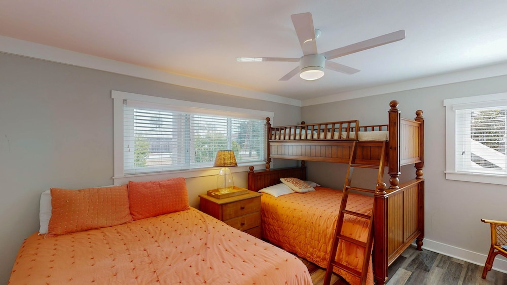 Clubhouse Cottage 5 Bedroom Home